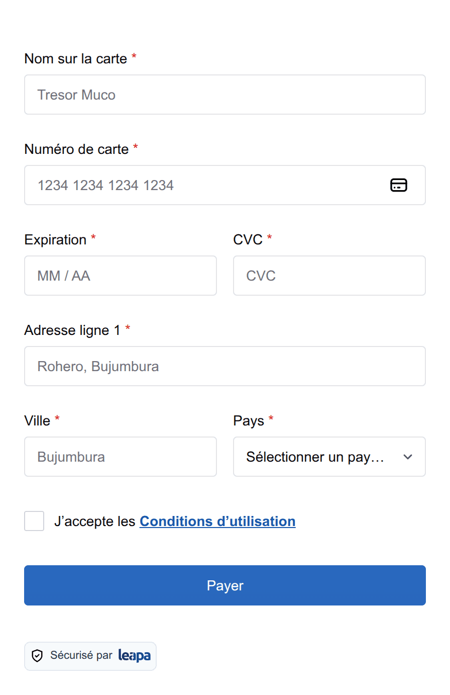The same card form with French labels: Nom sur la carte, Numéro de carte, Adresse ligne 1, Ville, Pays, and a Payer button